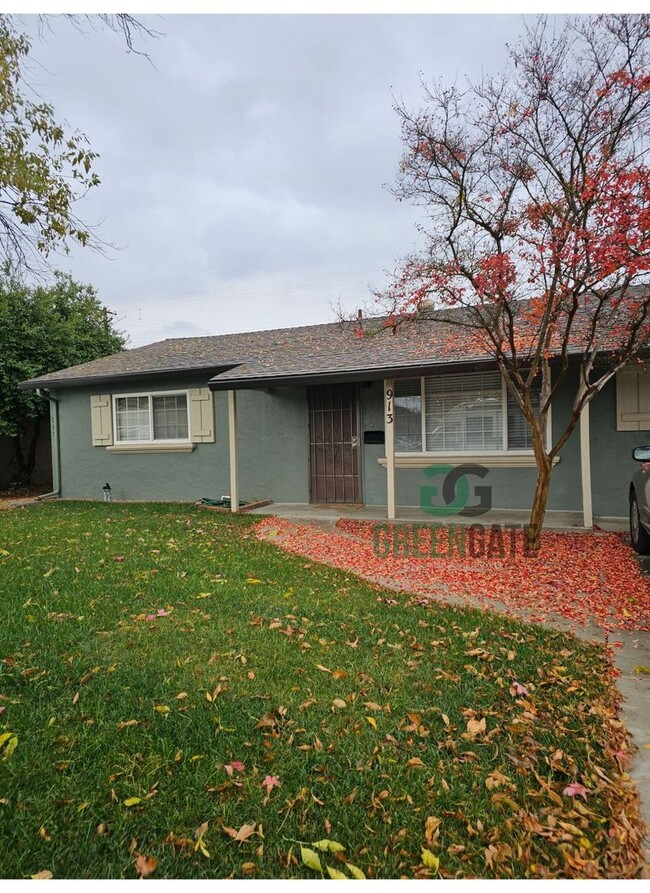 Building Photo - 2 Bedroom 1 Bath Duplex Available NOW in M...