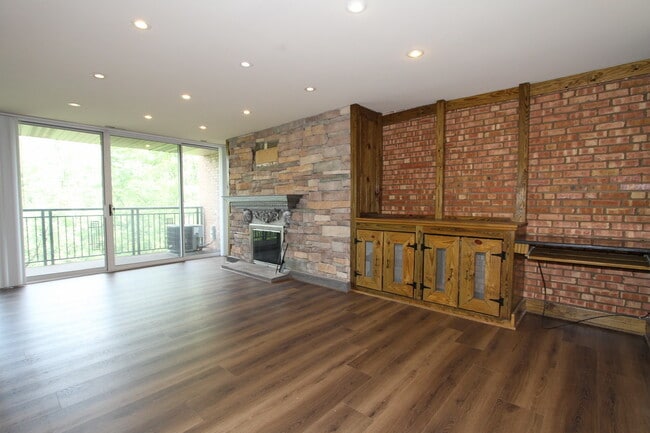 Building Photo - 5950 Oakwood Dr
