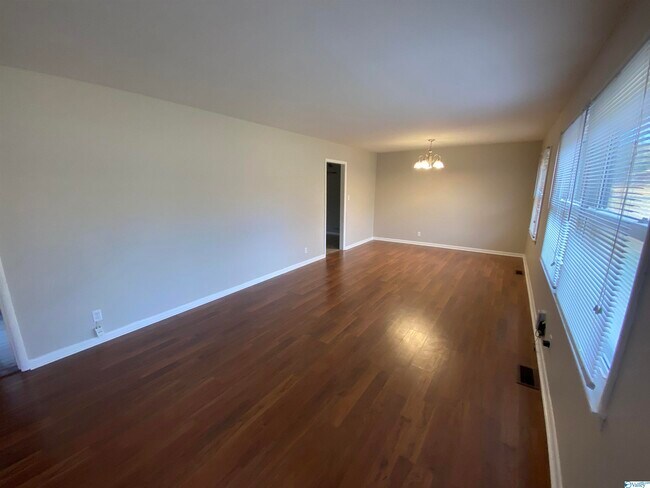 Building Photo - 1515 Clubview Dr NW