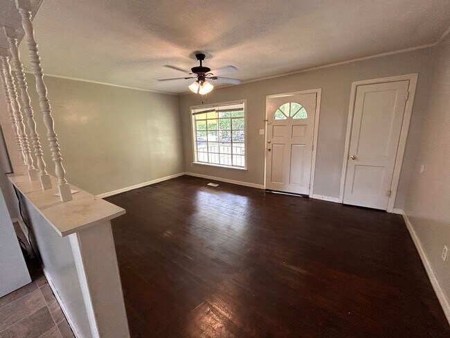 Foto del edificio - MOVE IN SPECIAL! No move in Rent - Just Pa...