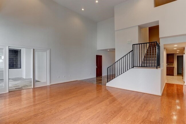 Building Photo - 914 Main St