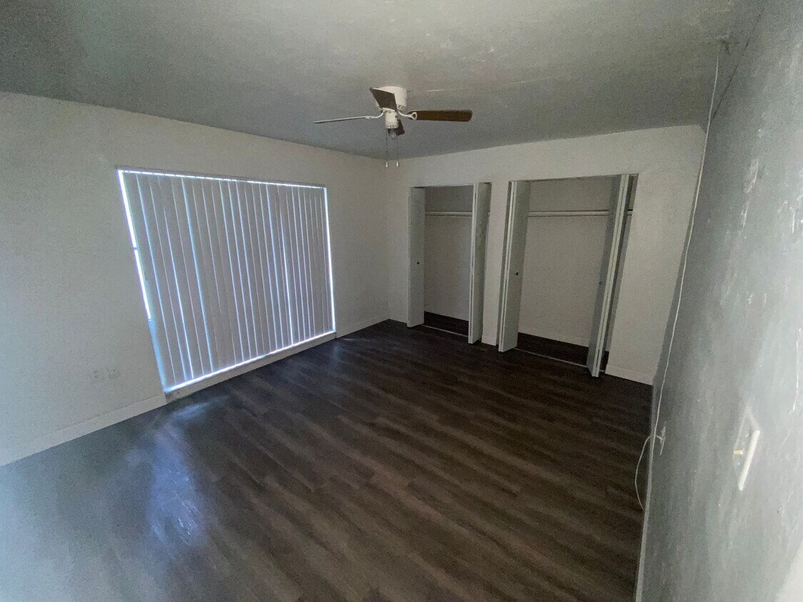 Building Photo - Spacious 1,226 SF Unit - 2 bd / 2 ba near ...
