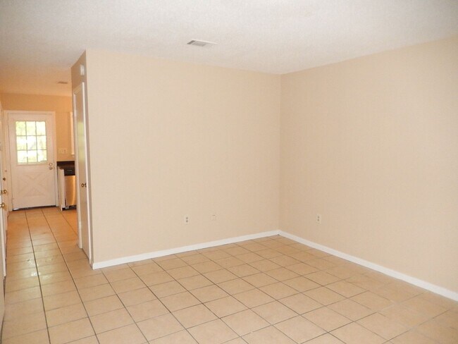 Foto del edificio - LOVELY 2/1.5 NW Twn w/ Granite Counters, Deck, Fenced Yard, & More! $1275/month Avail August 1st!