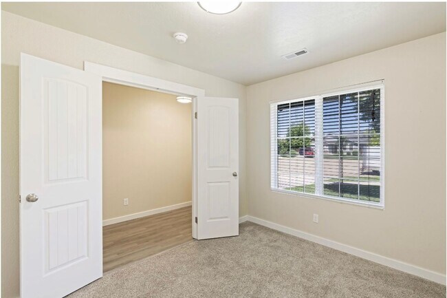 Building Photo - 5 Bed 2.5 bath TWO WEEKS FREE RENT