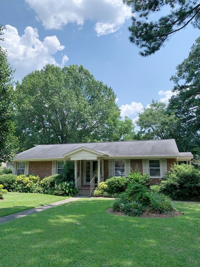 Building Photo - Beautiful 4 Bedroom 2 Bathroom home in the...