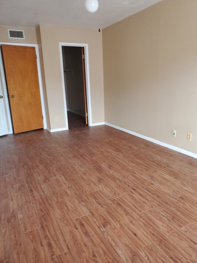 Building Photo - 1612 Sam Houston Dr