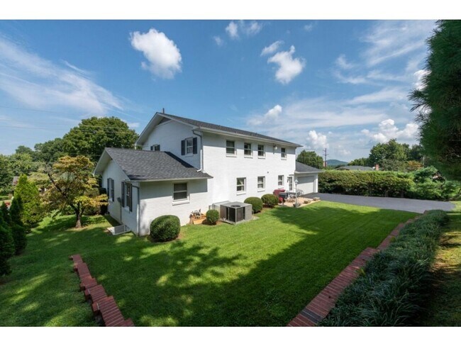 Foto del edificio - Beautiful 4-Bedroom/2.5 Bath Single-Family Home in Great Neighborhood in Johnson City, TN, with d...