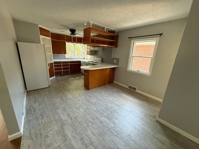 Foto del edificio - Spacious 2 Bedroom, 2 Bath Home with Bonus Space and a Single Car Garage