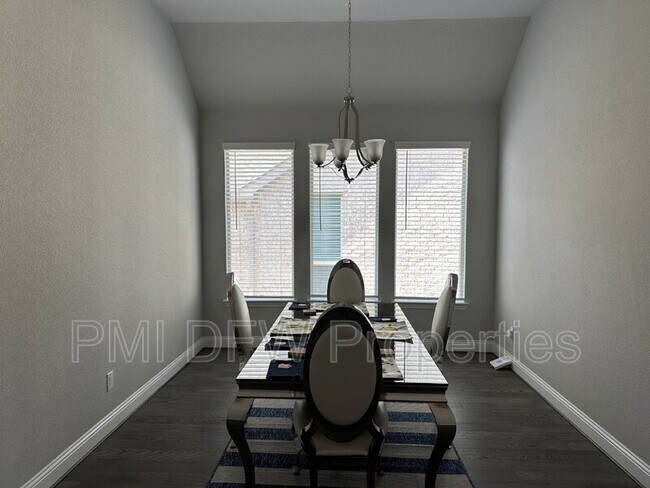 Building Photo - 2222 McMullin Dr