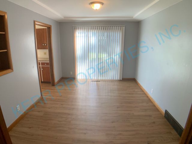 Building Photo - FREE RENT! 3 Bd / 2 Bth - 2 Kitchens - Fen...