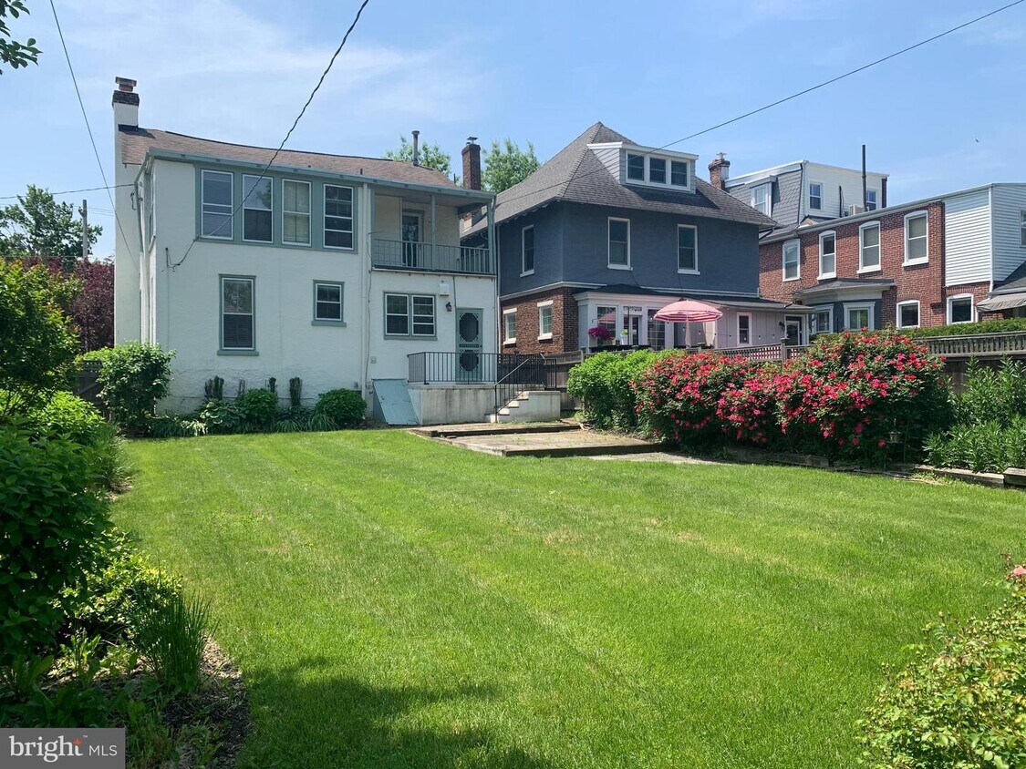 Primary Photo - 2401 W 18th St