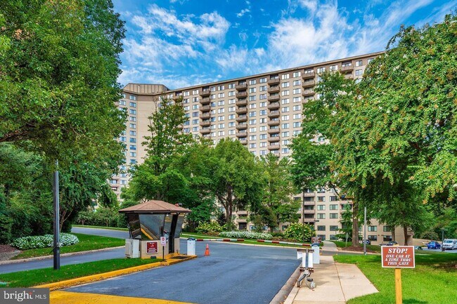 Foto del edificio - 5225 Pooks Hill Rd