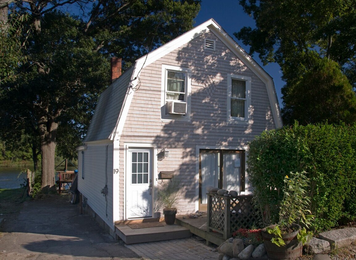 Foto principal - Adorable Private Lakefront 1 bed, 1 bath C...
