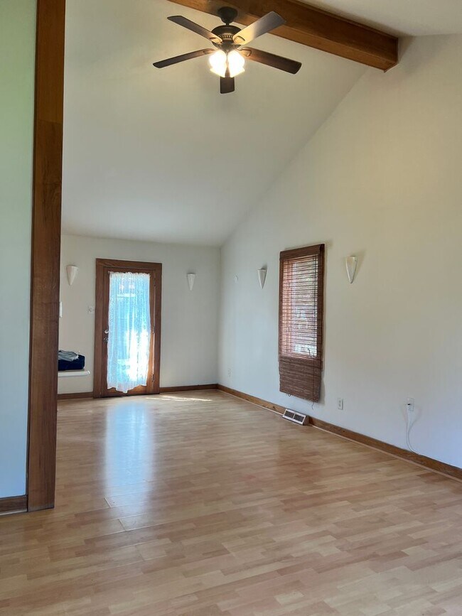 Building Photo - Split Level Home near Willow Lawn