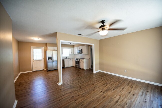 Foto del edificio - Beautiful home available today!