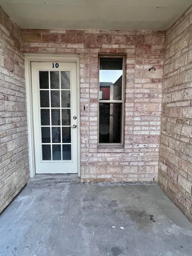 Building Photo - 1101 Shiloh Dr