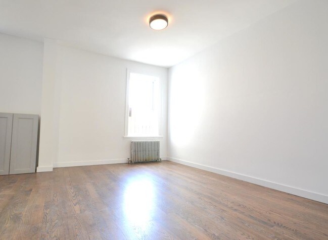 Building Photo - 208 Hoyt St