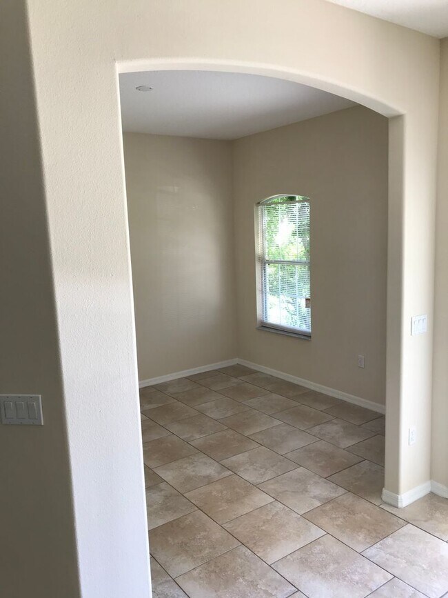 Foto del edificio - 4/2/2 With tiled flooring and screened in ...
