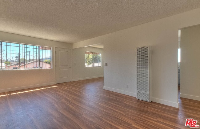Foto del edificio - 8468 S Halldale Ave