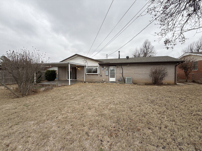 Building Photo - "Charming Space in Yukon, OK!"