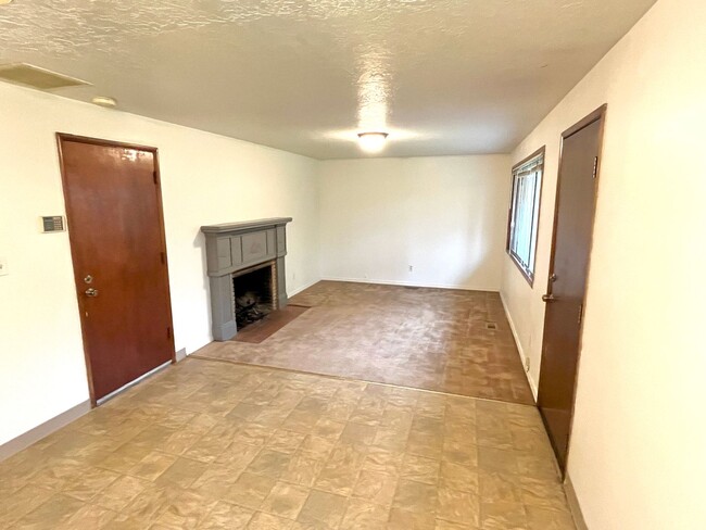 Building Photo - Hazelwood Ranch Home with Huge Yard, Attac...