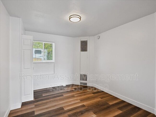 Building Photo - 715 E Parker Ln
