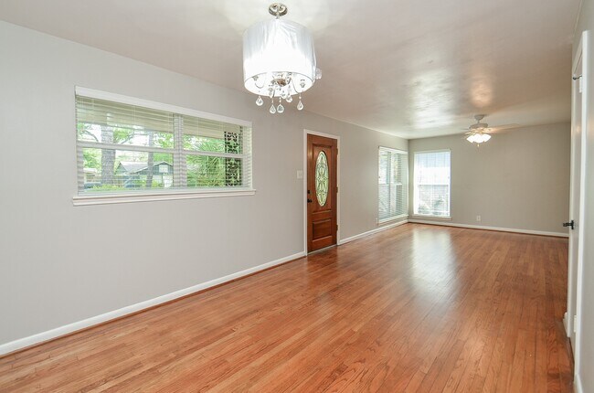 Building Photo - 9817 Cedardale Dr