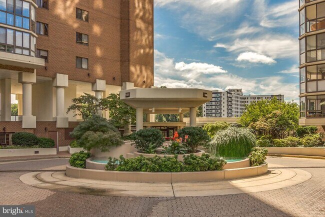 Foto del edificio - 1600 N Oak St