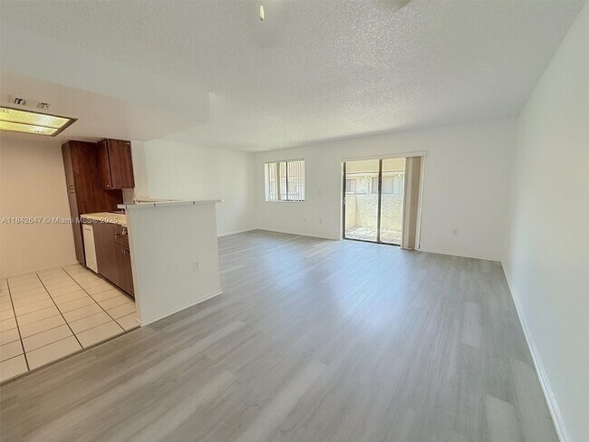 Foto del edificio - 3212 Coral Lake Ln