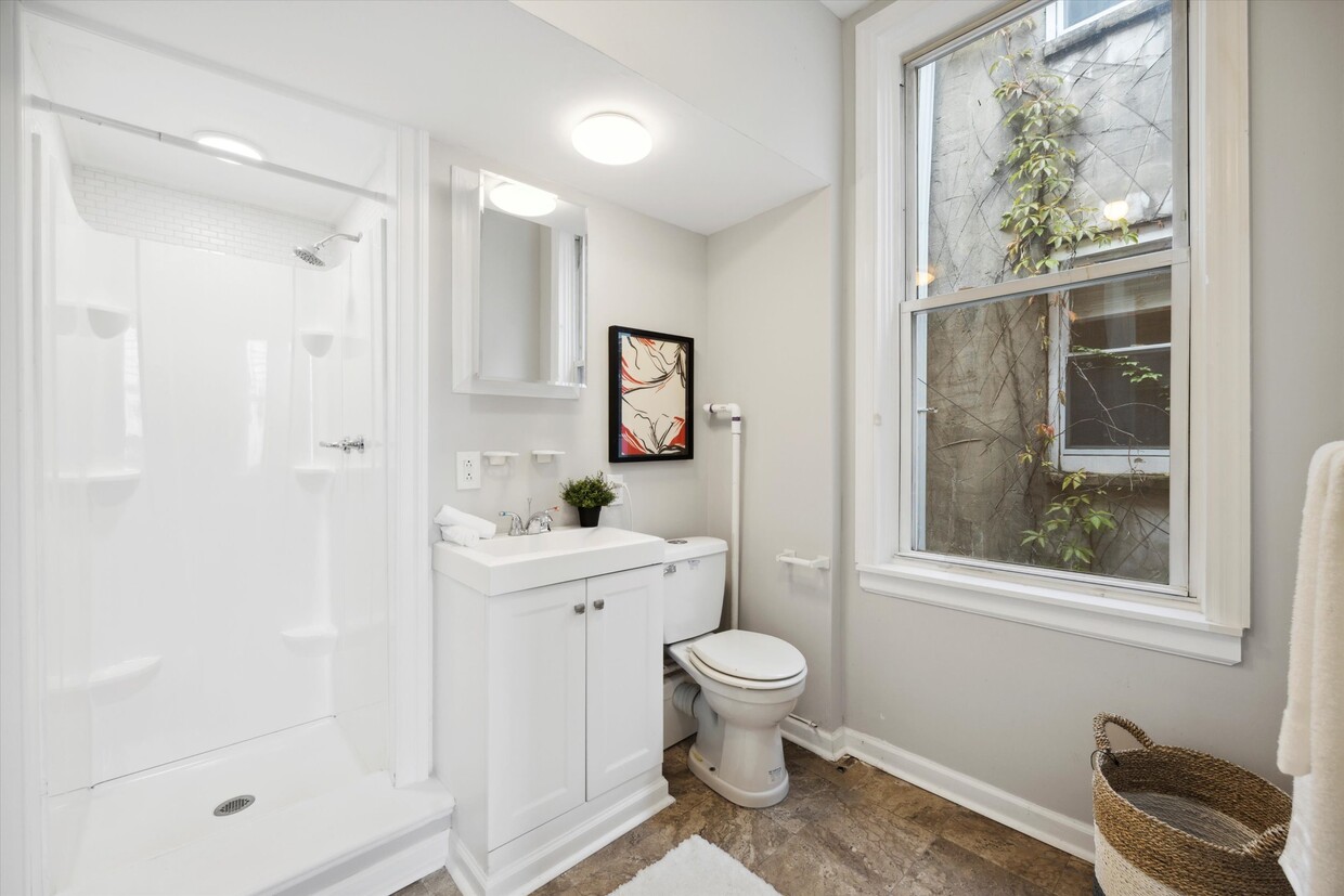 Primary Photo - 2827 W Girard Ave
