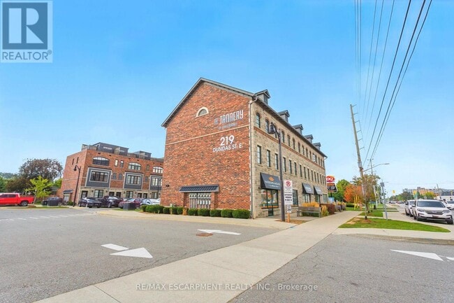 Building Photo - 219-219 Dundas St E