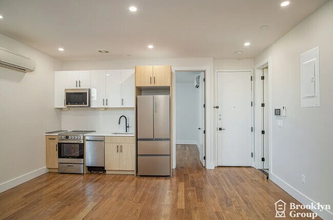 Building Photo - 714 5th Ave