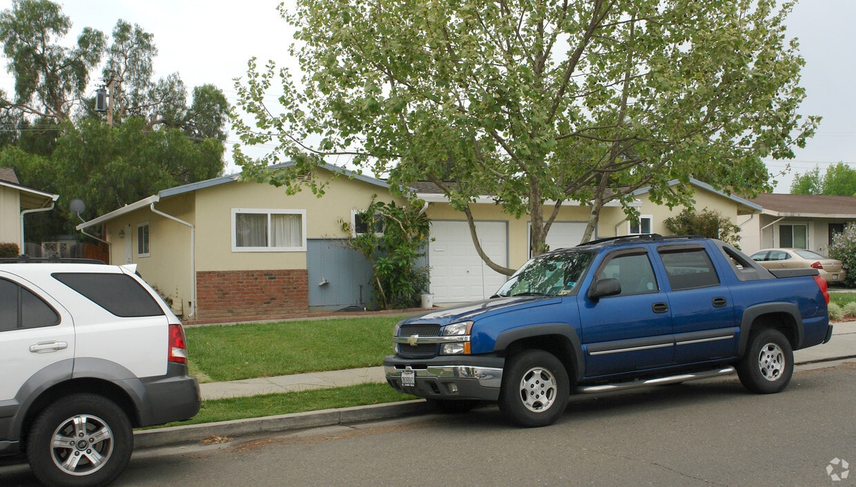 Building Photo - 1170-1174 Bismarck Dr