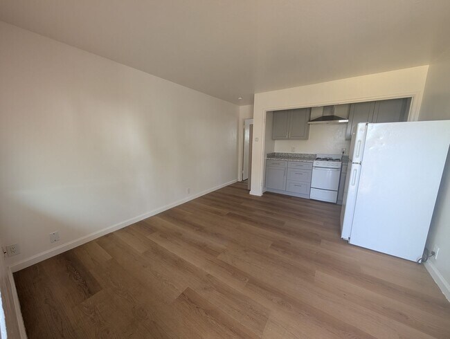 Foto del edificio - Comfortable one bedroom unit, convenient location to shopping and transportation