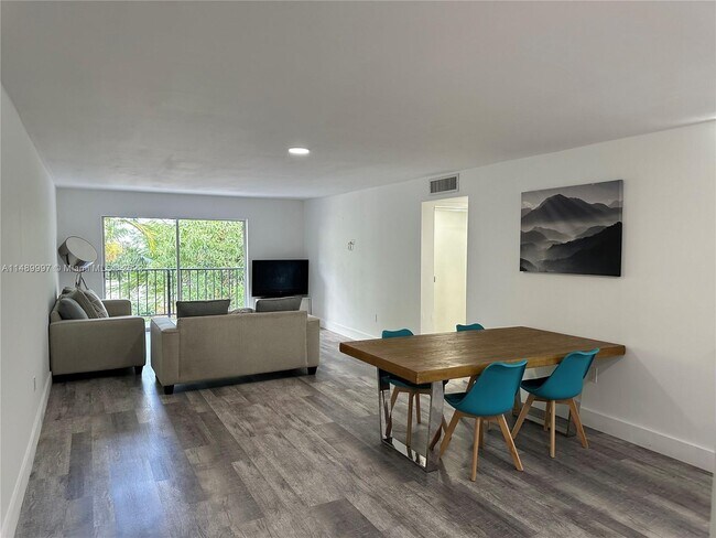 Foto del edificio - 555 NE 123rd St