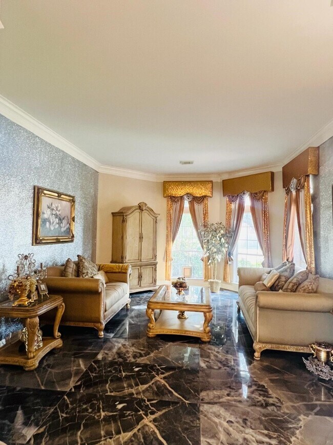 Foto del edificio - 4114 Fisher Lake Dr