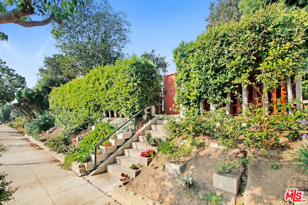 Primary Photo - 2225 Montana Ave