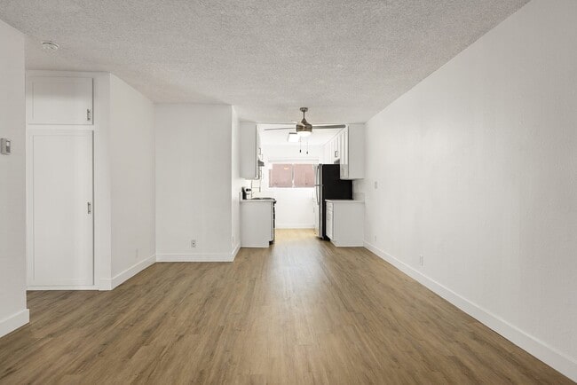 Building Photo - Valle at 9121 Kenwood