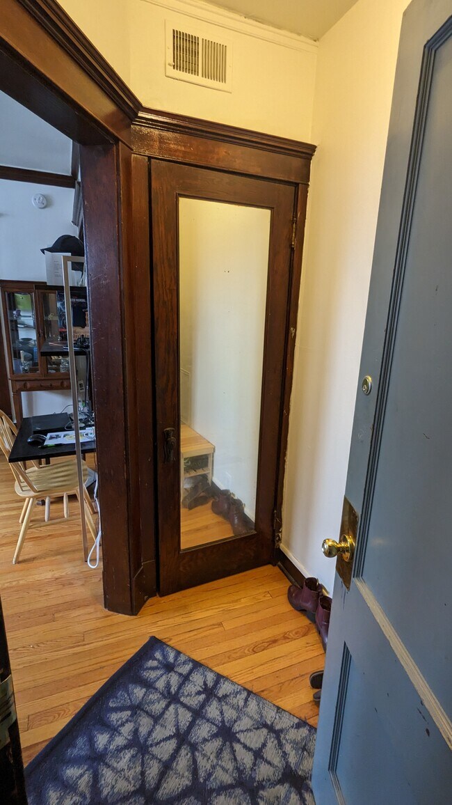 Foto del edificio - 1947 W Berteau Ave