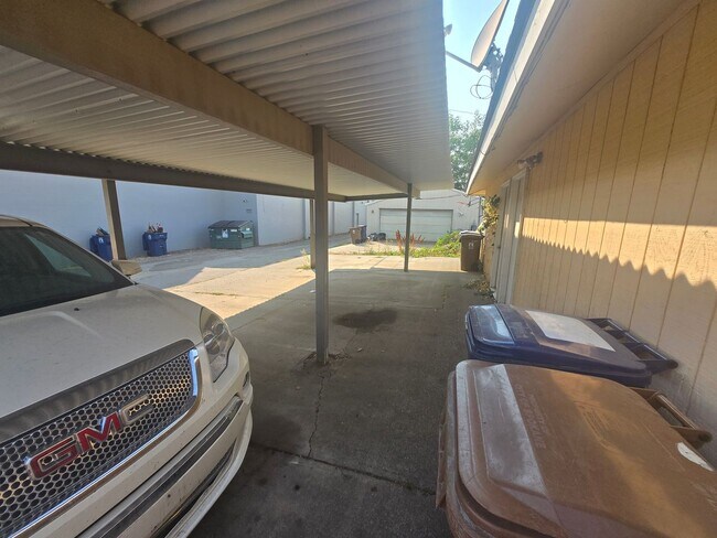 Foto del edificio - 2 Bed - 1 Bath Unit with Covered Parking