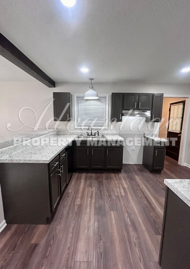 Building Photo - Spacious Home that has been fully renovate...