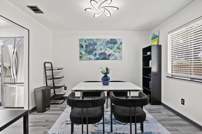 Foto del edificio - 2421 Wintergreen Rd