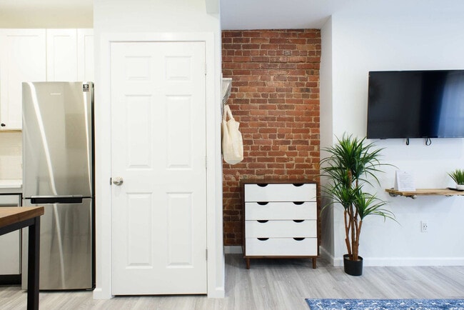 Building Photo - 240e E 75th St