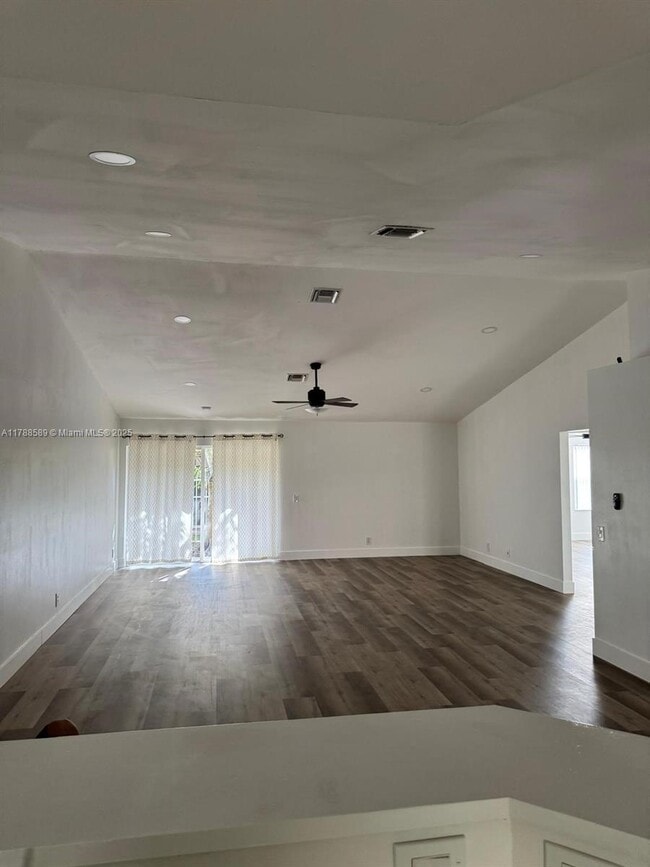 Building Photo - 4101 Pine Tree Dr