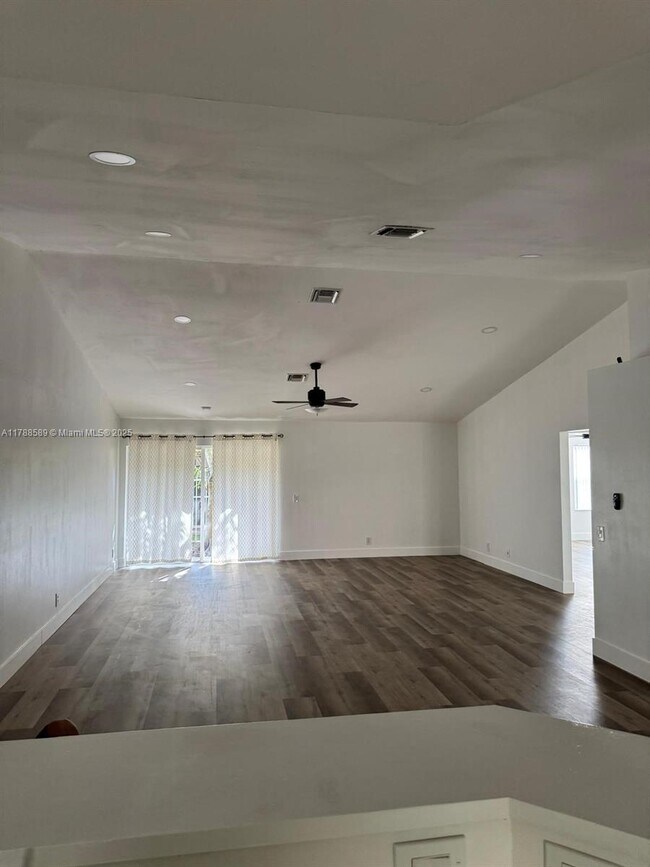 Foto del edificio - 4101 Pine Tree Dr
