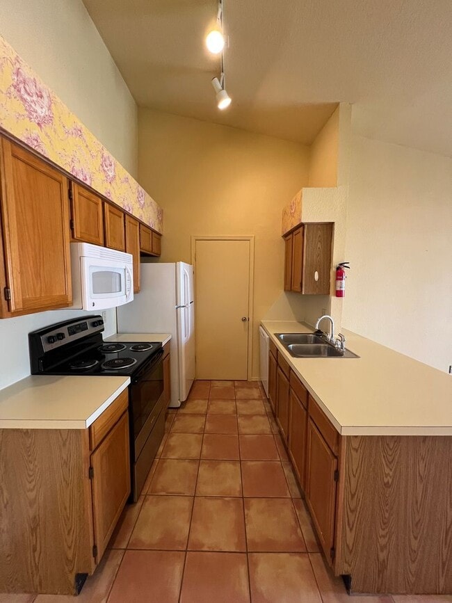 Building Photo - 1 bed condo near OU campus