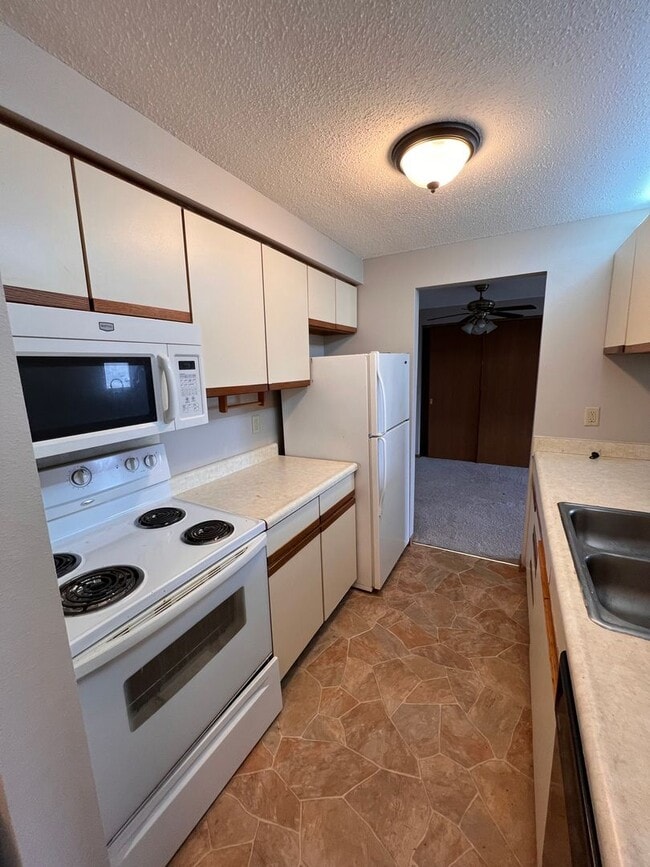 Building Photo - 802 Benton Dr