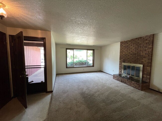 Building Photo - Three Bedroom Home Available in South Corv...