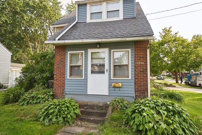 Building Photo - Renovated 3 bedroom 2 Bath home in Goodyea...