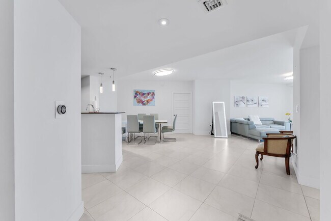 Building Photo - 16699 Collins Ave